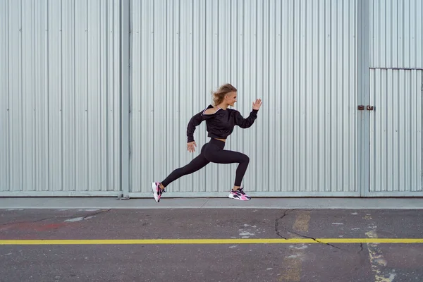 Спортивная женщина прыгает во время бега — стоковое фото
