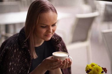 Bir fincan kahveyle kadın portresi