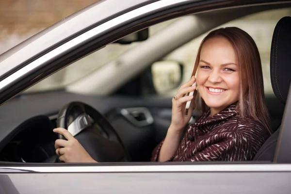 Motorista mulher bonita falando no telefone. — Fotografia de Stock