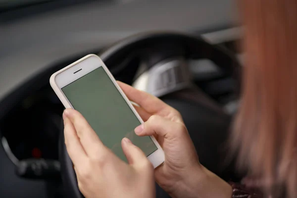 Manos de mujer usando smartphone mientras conduce —  Fotos de Stock