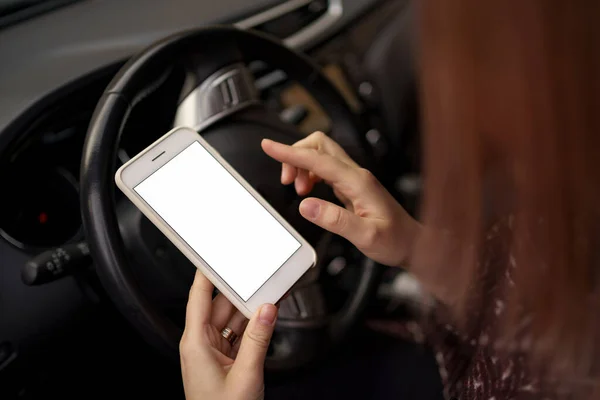 Mãos de mulher usando smartphone enquanto dirige — Fotografia de Stock