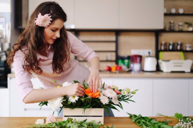 Çiçek düzenleyen güzel bir çiçekçi.