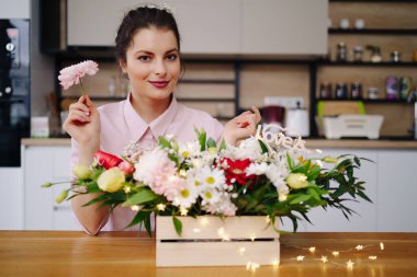 Çiçek düzenleyen güzel bir çiçekçi.