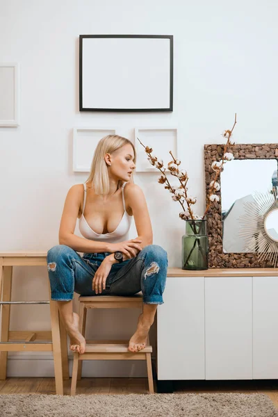 Loira mulher retrato sentar no interior da casa moderna — Fotografia de Stock