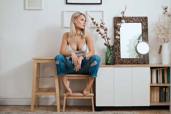 현대식 주택 내부에 앉아 있는 금발 여자 초상화 — 스톡 사진