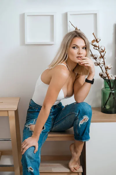 Blonda femeie portret sta în interior modern acasă — Fotografie, imagine de stoc