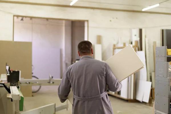 Man timmerman werken met hout in zijn werkplaats — Stockfoto