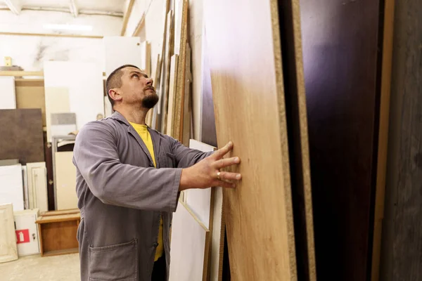 Homem escolhendo a cor certa e material para móveis — Fotografia de Stock