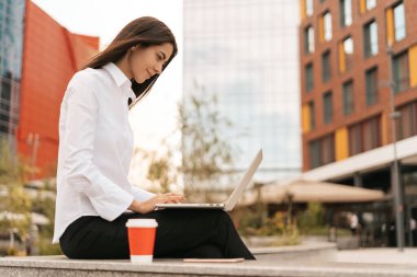 İşine odaklan. Genç ve güzel bir kadın otururken dizüstü bilgisayarını kullanıyor. Güzel, zeki, sevimli, çekici, zarif bayan sahibinin online toplantısı var.