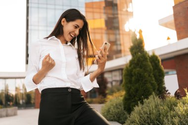 Başarılı kadın, sonuçlarının güvenle tadını çıkartıyor. Kazandı, büyük bir başarı elde etti, büyük bir anlaşma yaptı, sözleşme yaptı. O en iyisi.