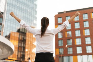 Başarılı bir kadın, hedefini özenle seyrediyor. - Ne? BÜYÜK İŞ BİRLİKLERİNE ARAŞIYOR KADIN GÖREVİ.