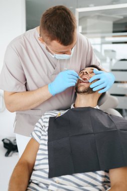 Dişçide hasta erkek.