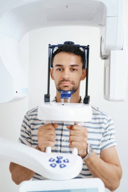 3 boyutlu diş tarayıcısı olan genç bir adam.