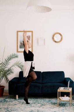 Güzel genç bayan internette bale yapıyor.