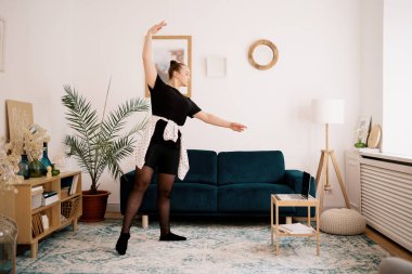 Güzel genç bayan internette bale yapıyor.