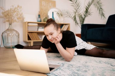 Güzel genç bayan internette bale yapıyor.