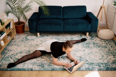 Güzel genç bayan internette bale yapıyor.