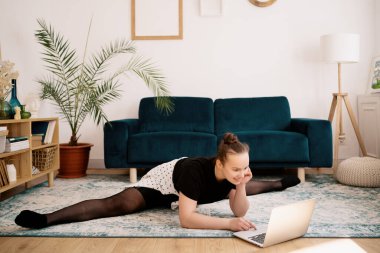 Güzel genç bayan internette bale yapıyor.