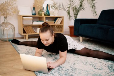 Güzel genç bayan internette bale yapıyor.