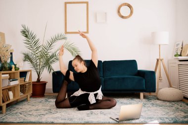 Güzel genç bayan internette bale yapıyor.