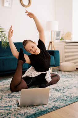 Güzel genç bayan internette bale yapıyor.