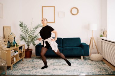 Güzel genç bayan internette bale yapıyor.