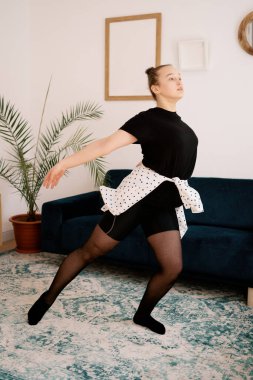 Güzel genç bayan internette bale yapıyor.