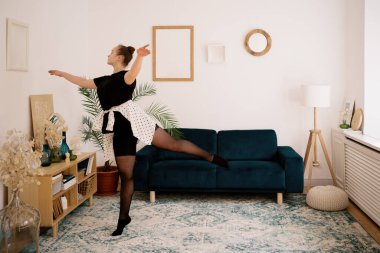 Güzel genç bayan internette bale yapıyor.