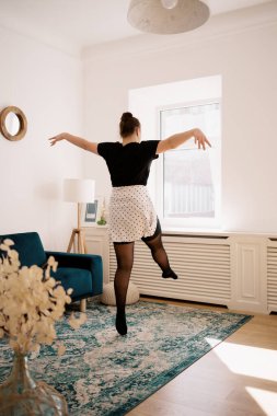 Güzel genç bayan internette bale yapıyor.