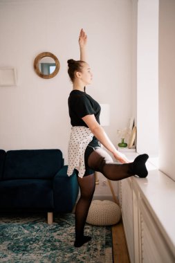 Güzel genç bayan internette bale yapıyor.