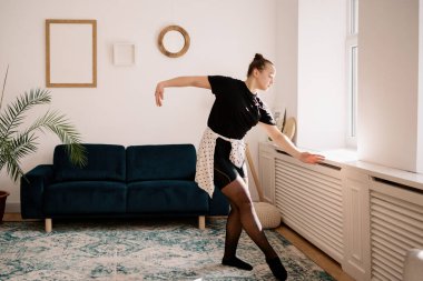 Güzel genç bayan internette bale yapıyor.