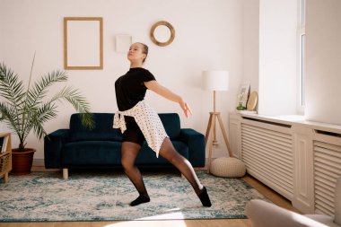 Güzel genç bayan internette bale yapıyor.