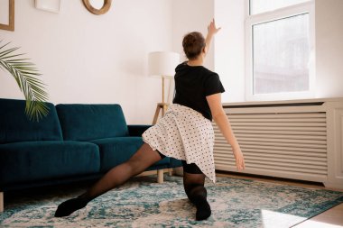 Güzel genç bayan internette bale yapıyor.