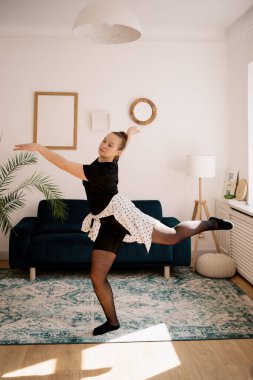 Güzel genç bayan internette bale yapıyor.