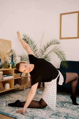 Güzel genç bayan internette bale yapıyor.