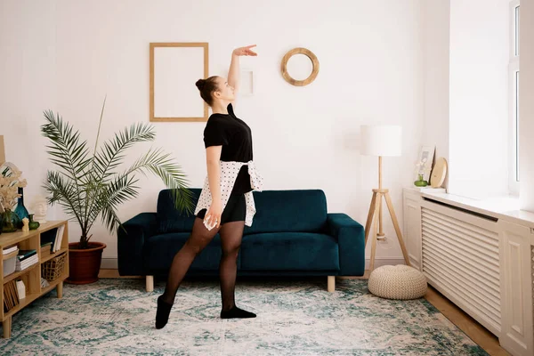 Güzel genç bayan internette bale yapıyor.