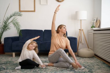 Çocuklar yoga öğretmeni kız çocuğu eğitiyor.