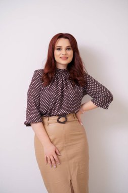 Beyaz arka planda gülümseyen güzel kadın