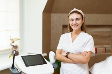 Kozmetik uzmanı performans teknolojisiyle poz veriyor