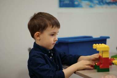 Küçük çocuk robot inşa etmek ve yaratmak konusunda eğleniyor..