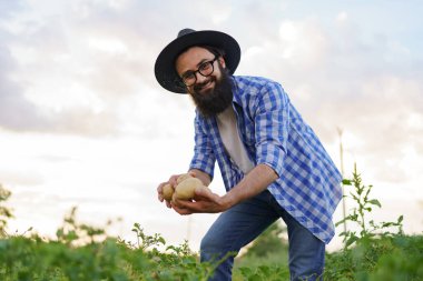 Patatesleri elinde tutan çiftçi