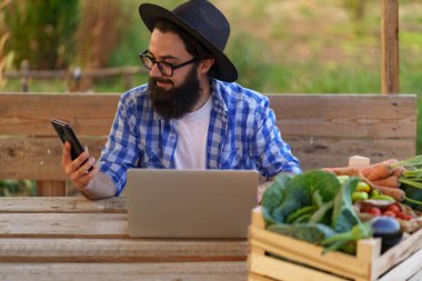 Çiftçi ürünlerini satmak için teknolojiyi kullanıyor.
