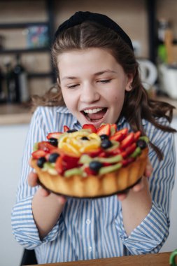 Güzel, gülümseyen, genç, sarışın bir kadın.