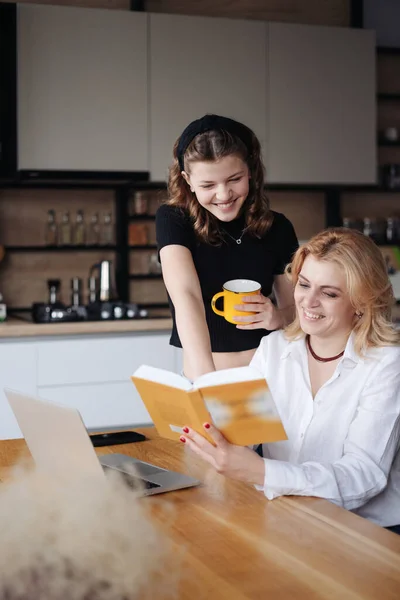 Mamá e hija discutiendo un libro — Foto de Stock