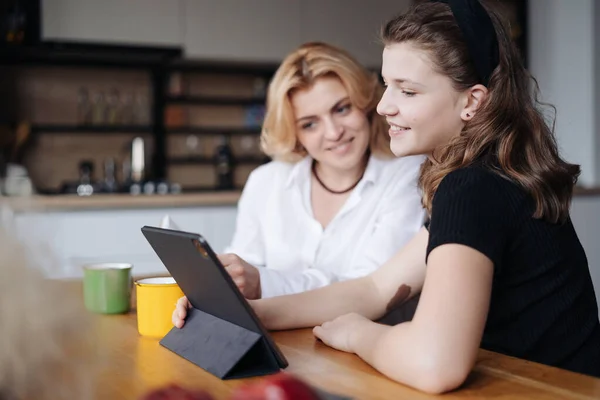 Mam en dochter bespreken tijdens het gebruik van tablet — Stockfoto