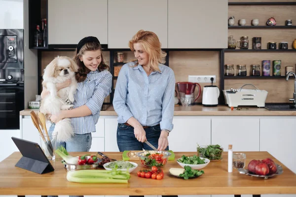 Υπέροχη οικογένεια με το σκυλί περνούν το χρόνο τους στην κουζίνα — Φωτογραφία Αρχείου