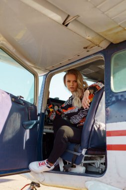 Uçağı süren genç bir kadın.