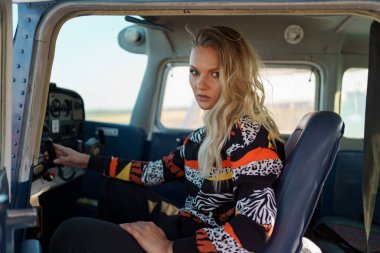 Uçağı süren genç bir kadın.