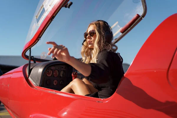 Mujer joven pilotando un avión —  Fotos de Stock