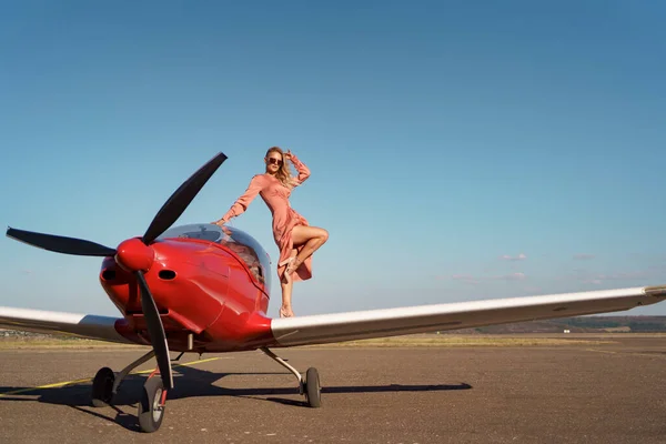 Mooie vrouw poseren in roze zijden jurk — Stockfoto